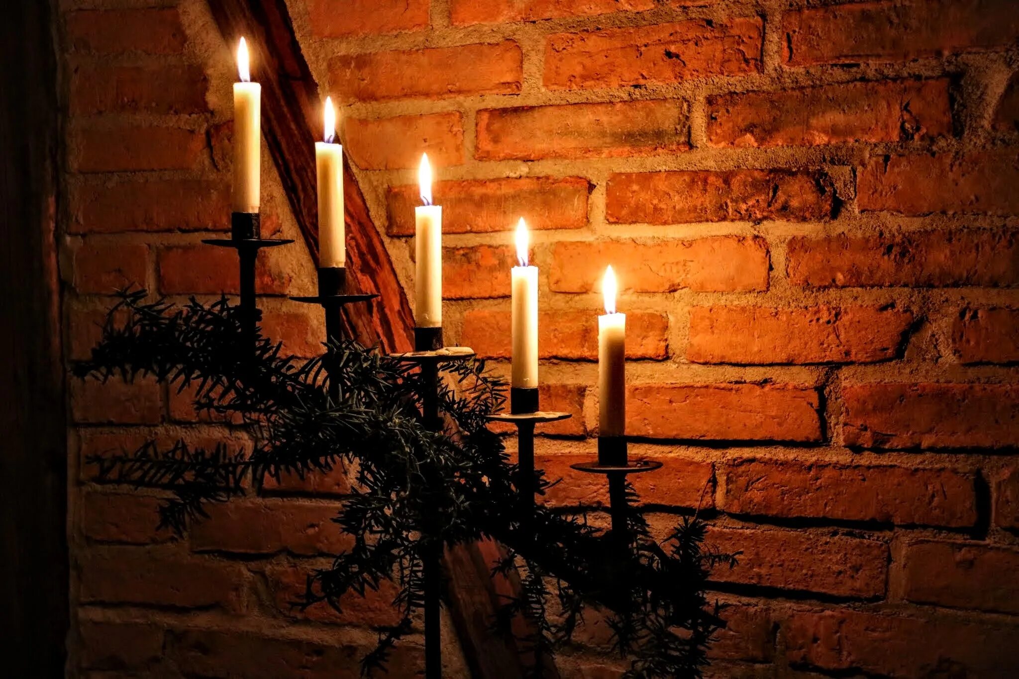 Свеча горит в комнате. Освещение свечами. Свечи на стене. Свечи в интерьере. Свеча в подсвечнике.
