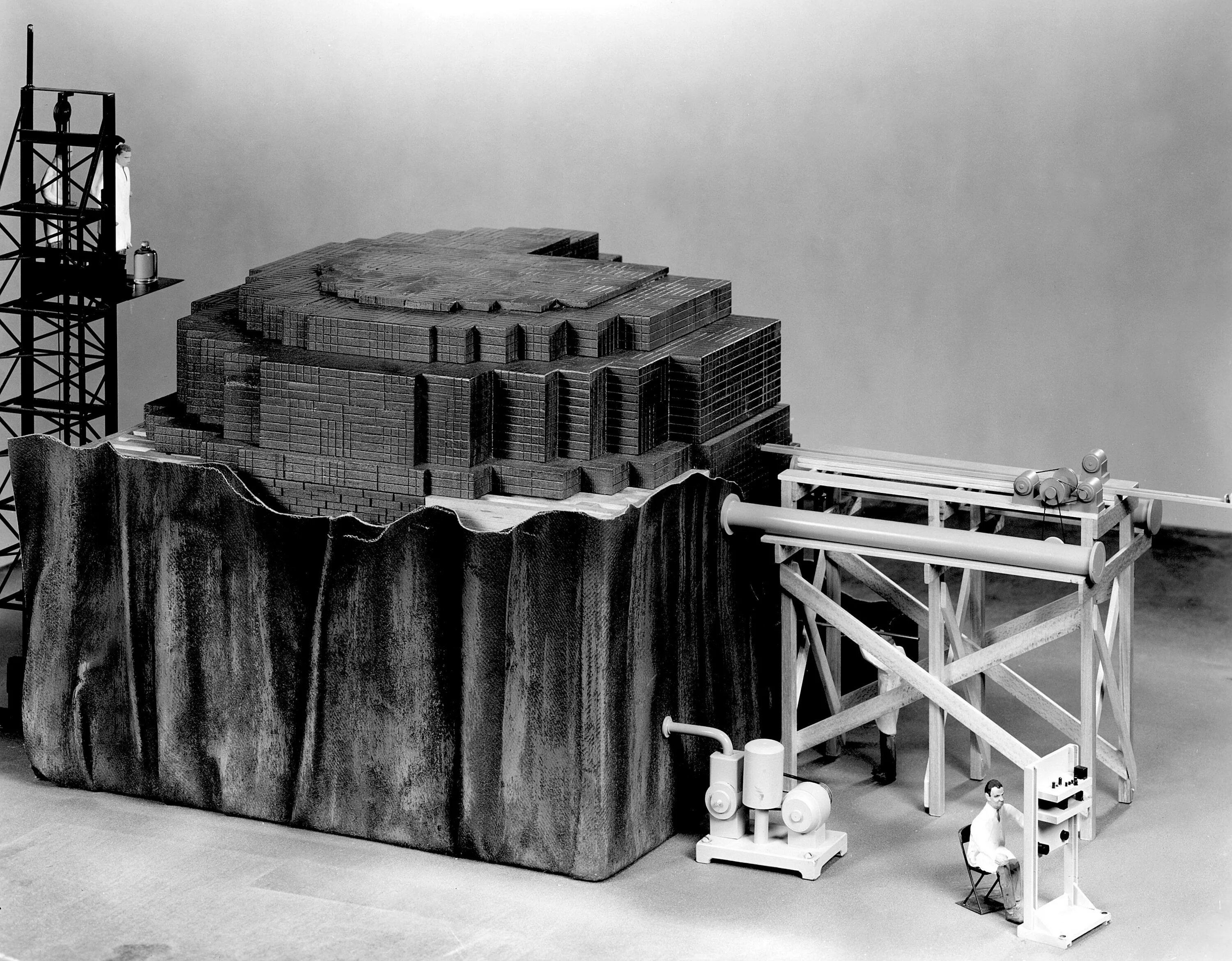 Самый первый реактор в мире. Первый ядерный реактор Энрико ферми. Реактор ферми Чикаго. Первый атомный реактор 1942. Энрико ферми ядерный реактор Чикагская поленница.