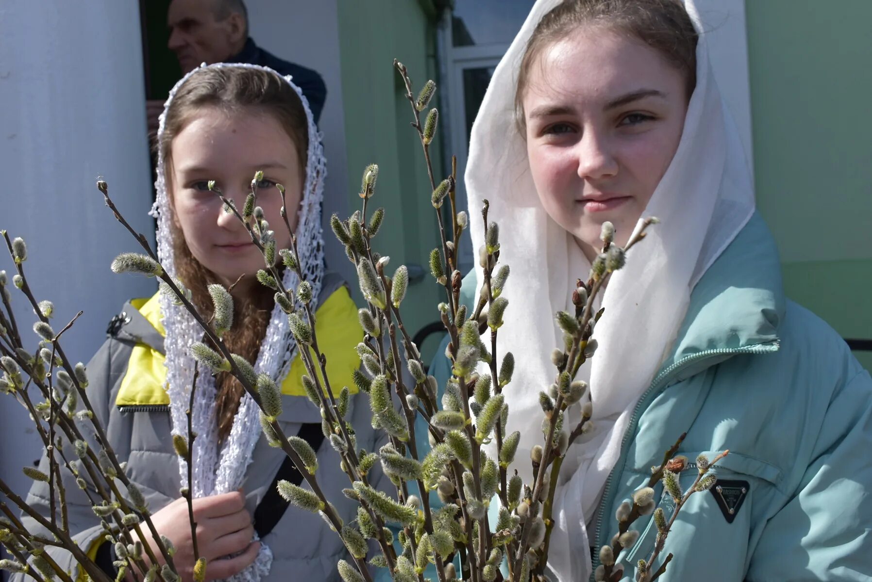 С Вербным воскресеньем. Верба на Вербное воскресенье. Верба освященная. Верба Церковь. Вербное воскресение кладбище