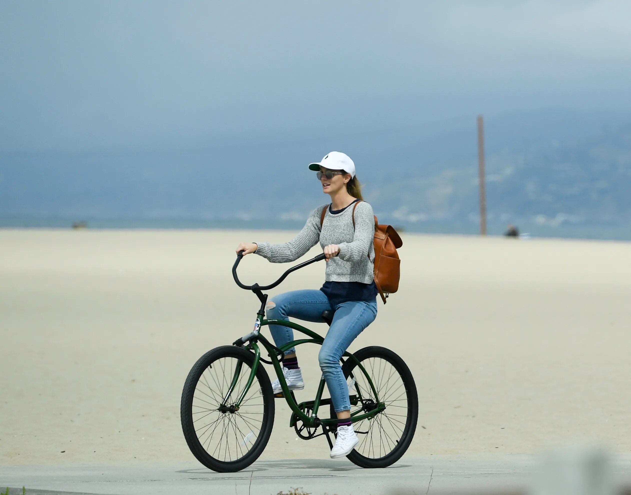 Leighton Meester на велосипеде. Riding a Bike. Ride a Bike или on Bike. She has a Bike. I did riding bike