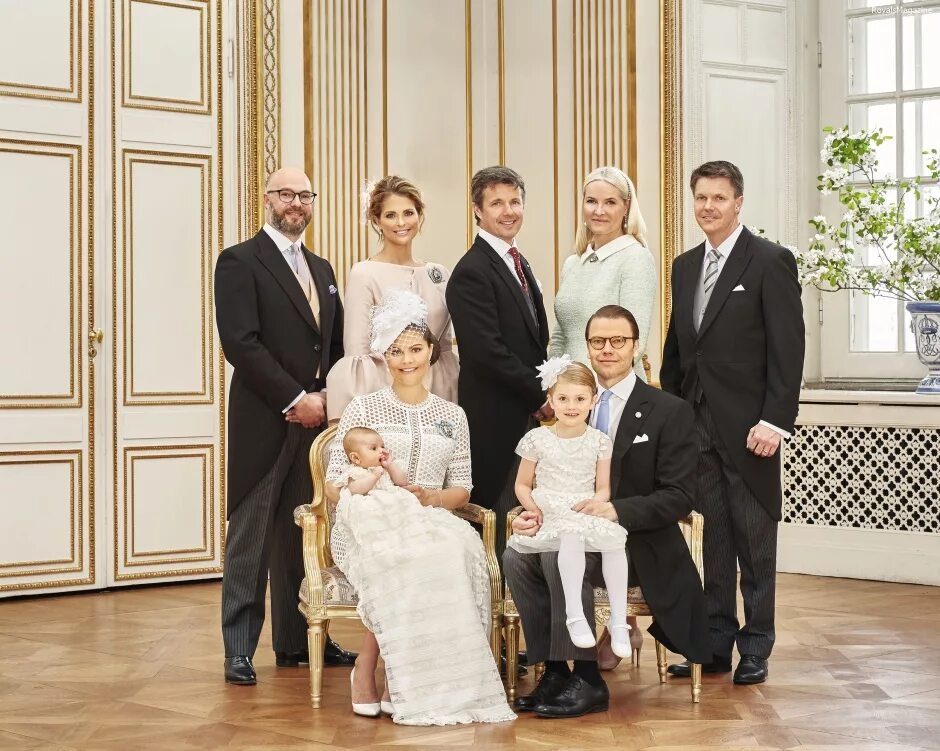 Принцесса Эстель шведская крестины. Крестины сына кронпринцессы Виктории. Шведская Королевская семья 2023. Крестины принца Оскара.
