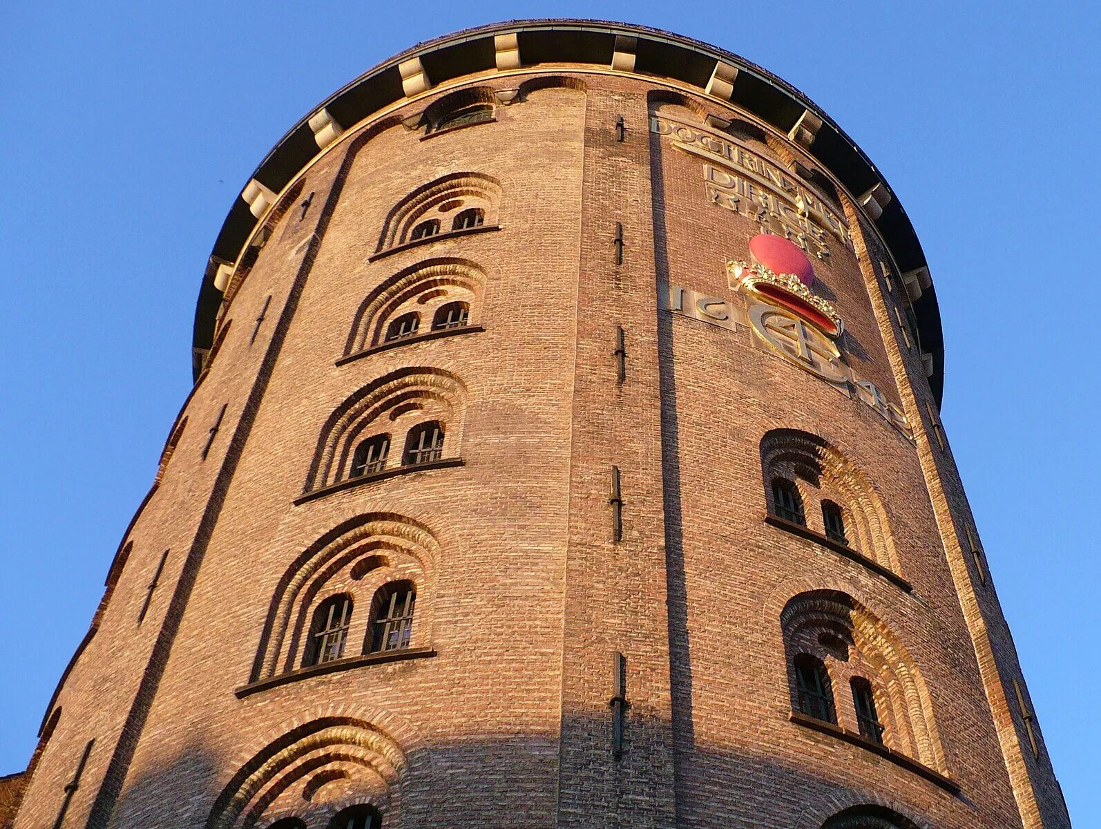 Round tower. Копенгаген круглая башня Рундеторн. Круглая башня (Rundetårn). Копенгаген Рундетаарн (круглая башня).