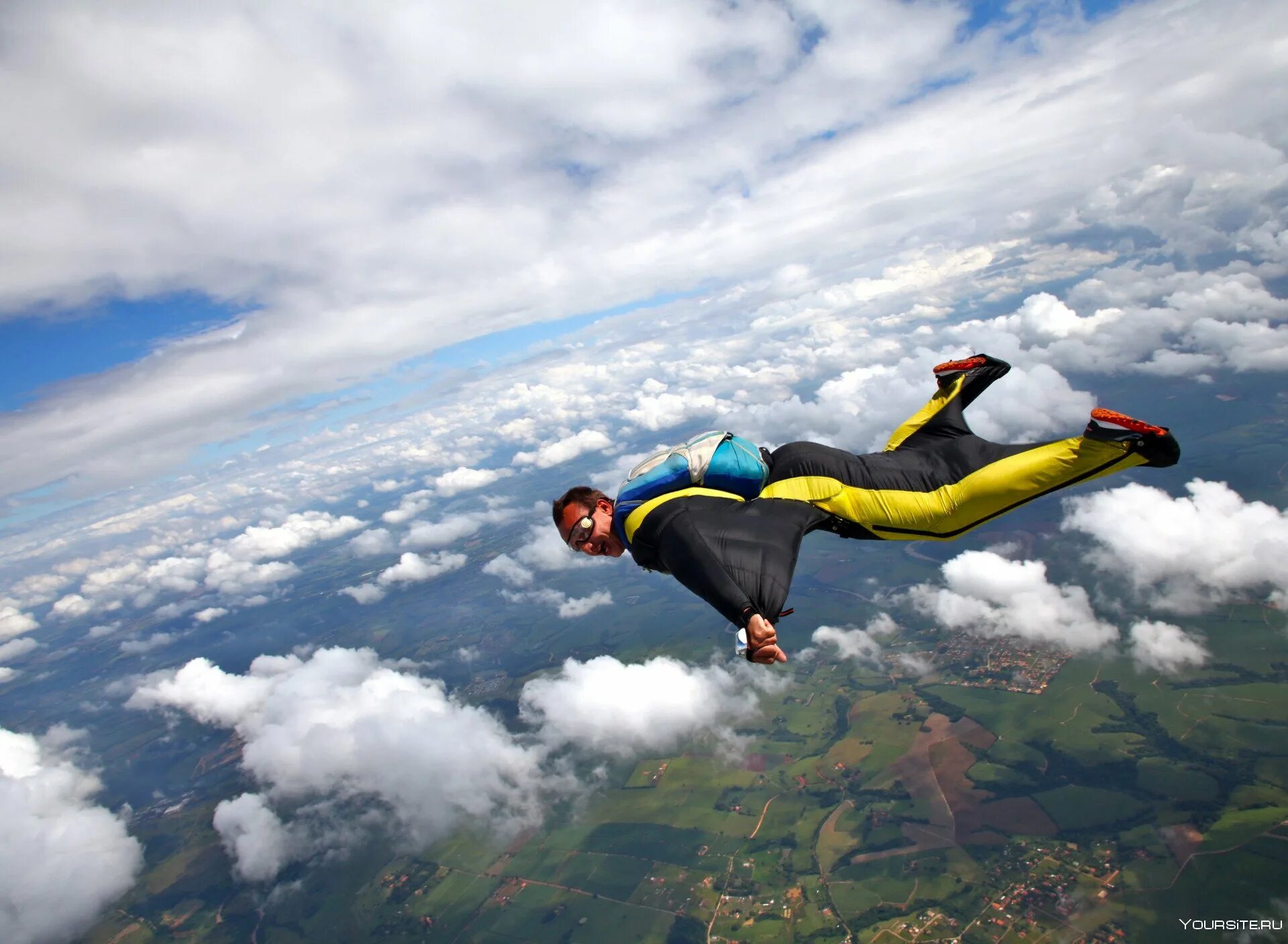 Парашют в полете. Мотопараплан воздушное судно. Парашют в полете. Летающий человек. Полет на парашюте.