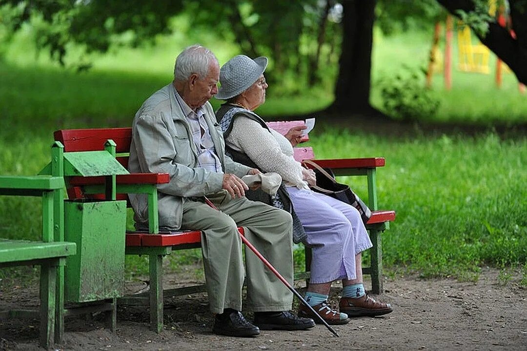 Пенсионеры людям. Пенсионеры на лавочке. Пожилые люди. Пенсионеры на скамейке. Старики.
