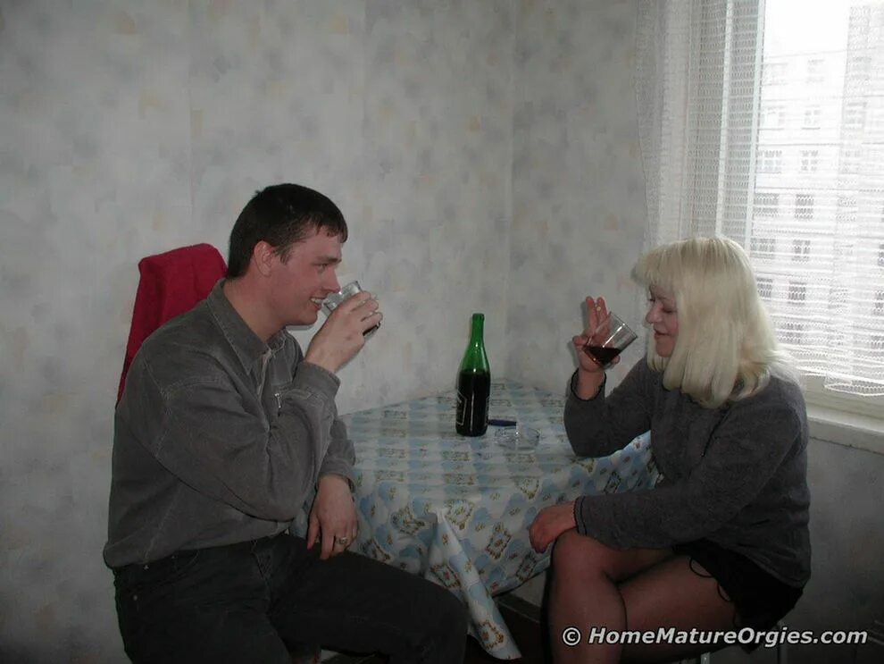 Бухие русские жены. Пьяные взрослые женщины. Взрослые женщины подвыпившие. Русские пьяные пожилые. Взрослые женщины бухаем.