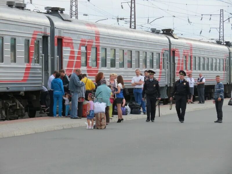 поезд абакан новосибирск. поезд новосибирск. фирменный поезд вятка. электричка абакан. эп2к с пассажирским поездом.
