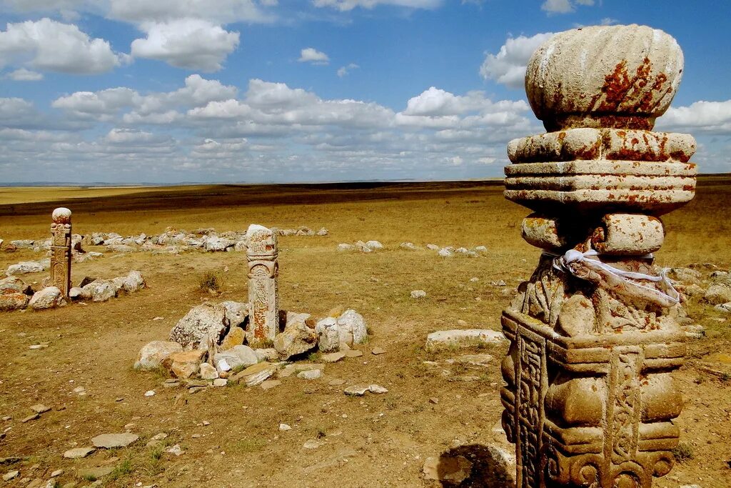 каменные изваяния балбалы в казахстане. историко археологический памятник. балбалы каменные изваяния енисей орхон. мегалитические кувшины в сиангкхуанг: долина кувшинов. древнее поселение аркаим.