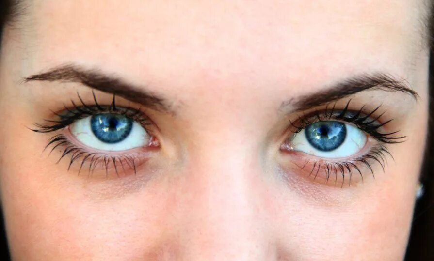 голубые глаза. море в глазах. океан серых глаз. океан серых глаз. глаз крупным планом.