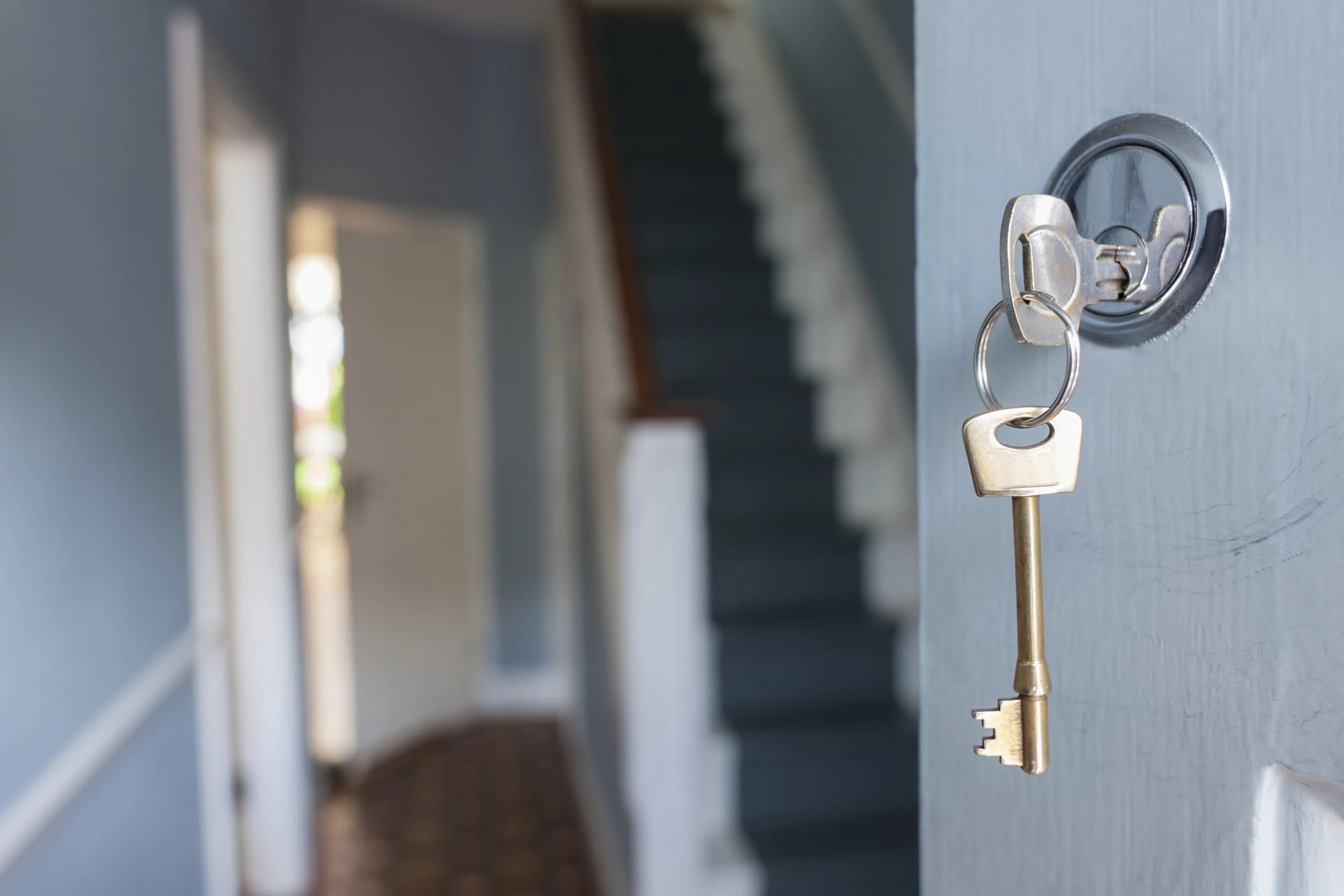 Ключ в двери. Ключи от дома. Дверь с ключиком. Ключи в дверях квартиры.