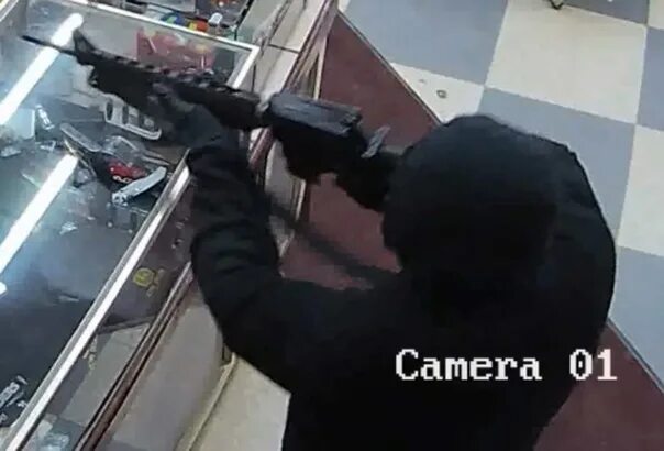 Ограбление с камер наблюдения. Ограбление магазина в США. Грабитель с оружием. Видеокамера на оружие.