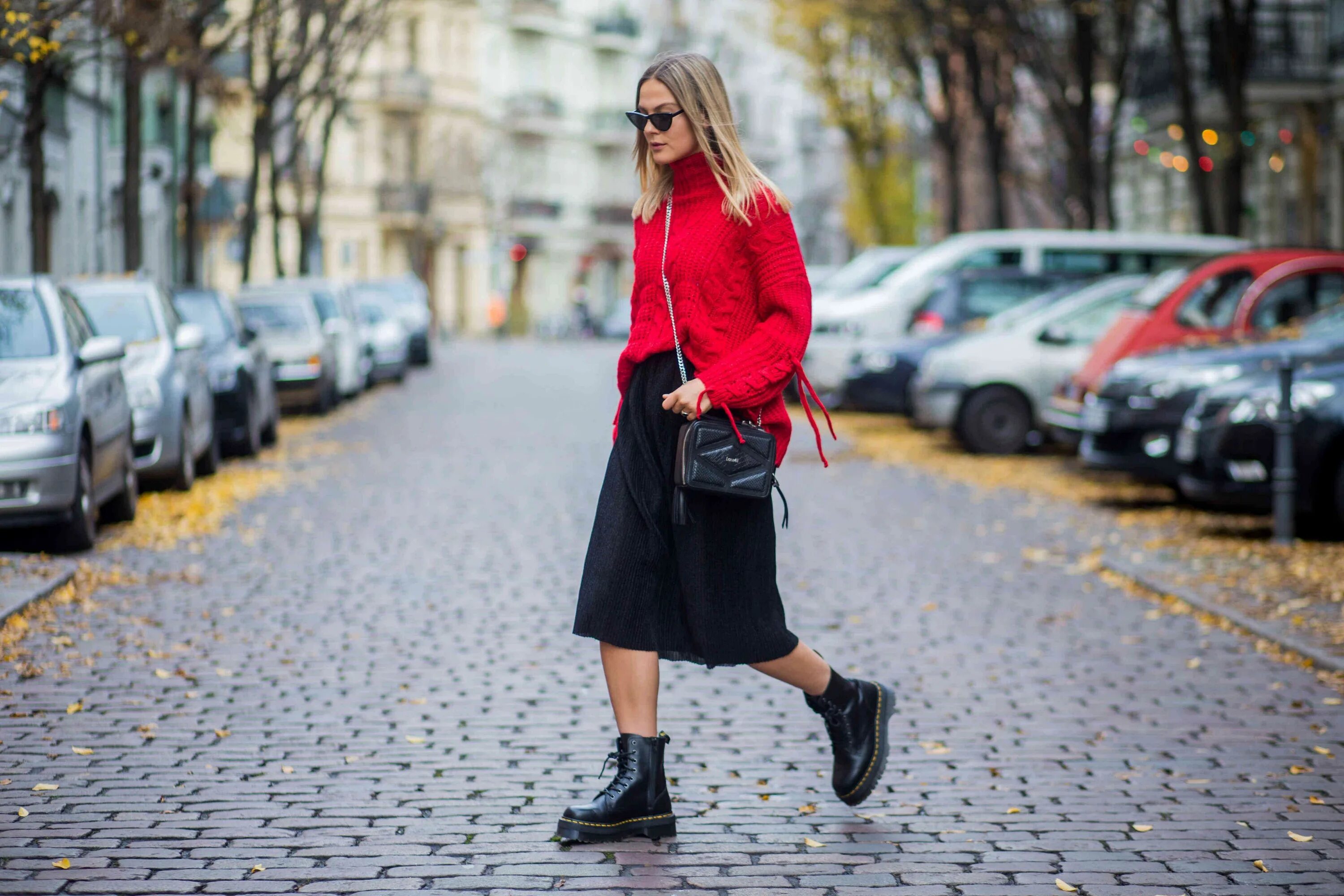 Челси стрит стайл. С чем носить грубые женские. С чем носить грубые женские. Пальто с грубыми ботинками. С чем носить грубые женские.