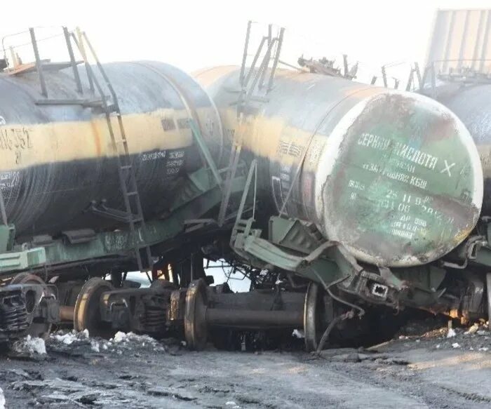 Утечка нефтепродуктов на жд. Цистерна для химикатов. Разлив цистерны. Цистерна с нефтью. Разлив дизельного топлива в красноярском крае.