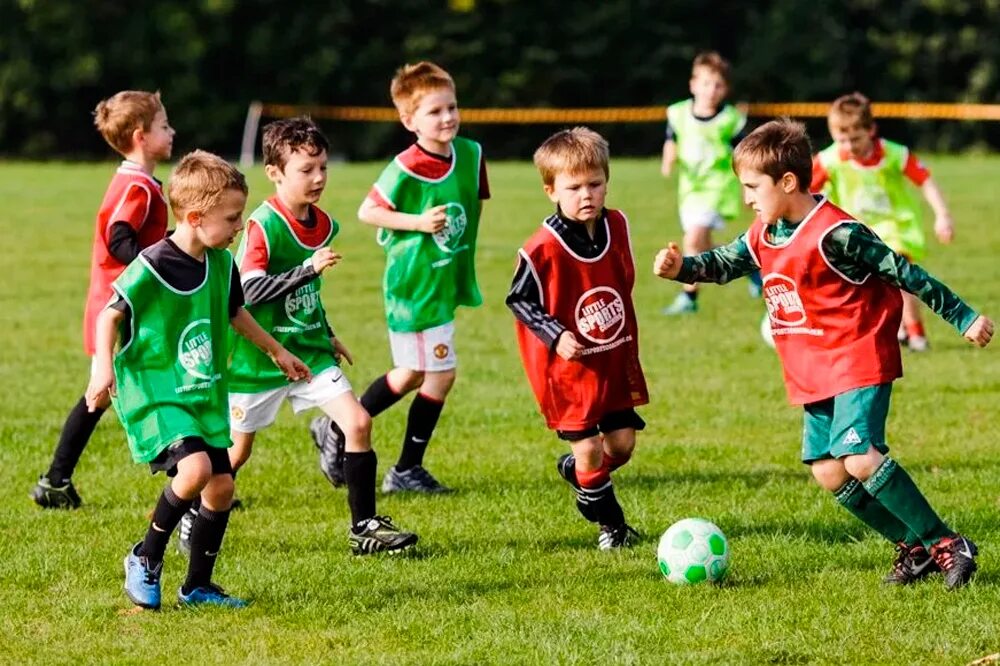 Играют ы на 3. Детско-юношеский футбол старый Оскол. Футбол дети. Дети играющие в футбол. Игра футбол.