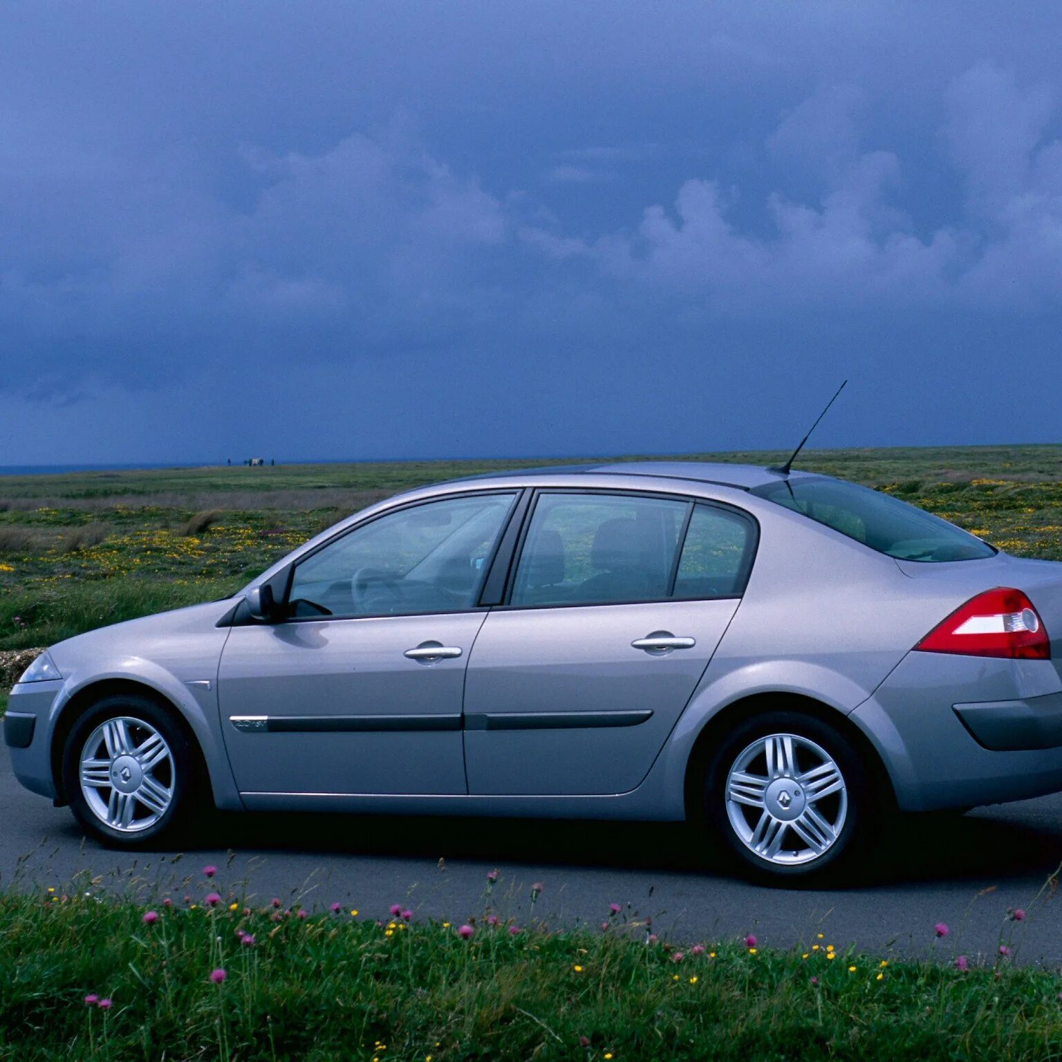 Renault Megane 2 седан. Рено Меган 2 поколение. Рено Меган 2 седан. Рено Меган седан 2003. Снимаю легковой автомобиль