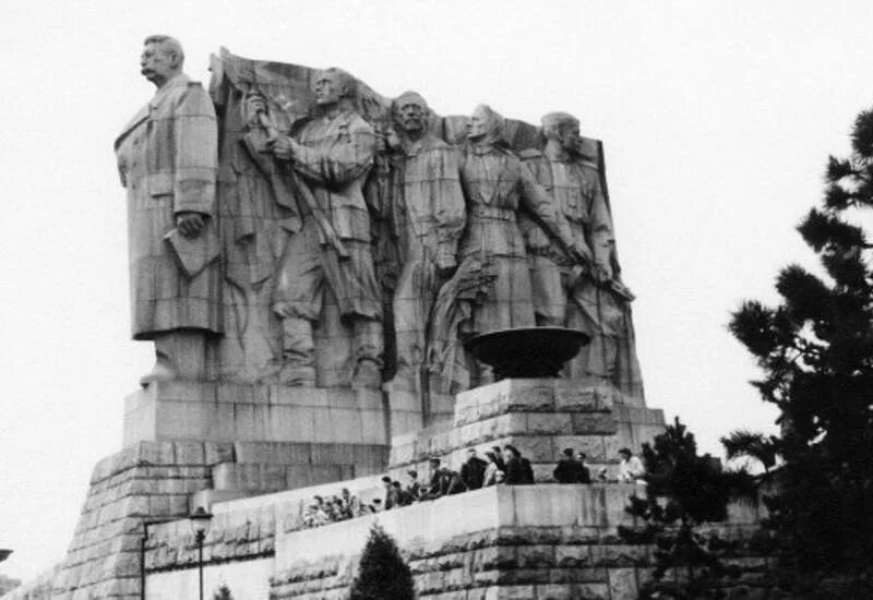 Памятник сталину в праге. Самый большой памятник сталину в мире. памятник сталину в сталинграде. монумент «победа» (памятник и.в. сталину) меркуров.