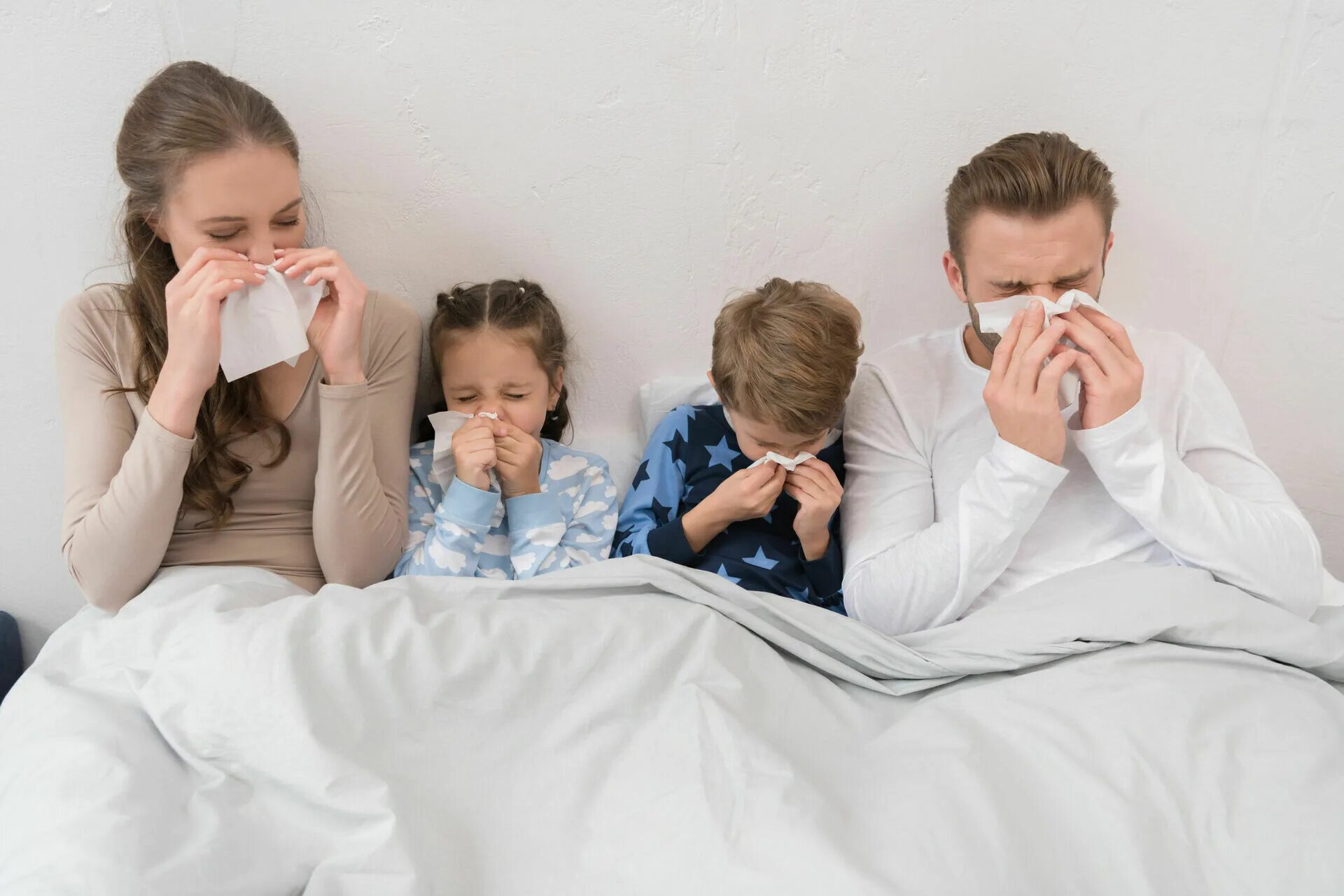 Там грипп. Семья болеет. Простуда семья. Грипп у взрослых и детей. Простуда у ребенка.