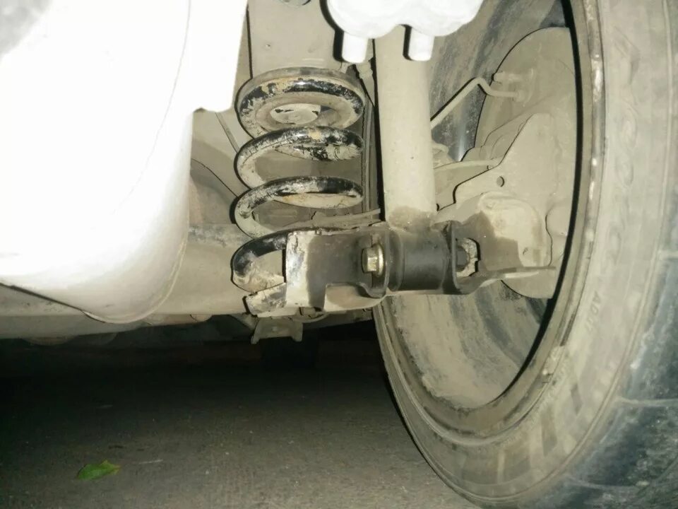 Пружину заднюю митсубиси кольт. Задние пружины митсубиси кольт. баллоны в задние пружины mitsubishi l400. опорная стойка заднего колодки mitsubishi colt. митсубиси кольт проставки удлинители штоков.