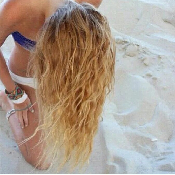 Beached blonde. Блондинка со спины. Девушка блондинка со спины. Пышная блондинка со спины. Блондинка со спины на пляже.