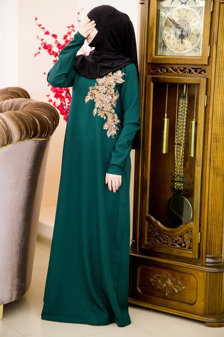 Махачкала мусульмане. Исламские платья Хайят. Исламская одежда Хаят. Исламские платья Рисалат. Велюровые платья мусульманские.
