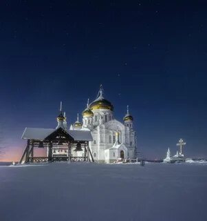 Гора белая ночью
