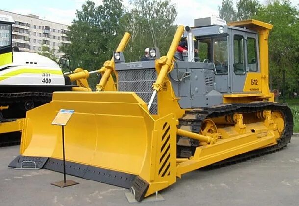 Бульдозер чтз б12. Трактор чтз б-11. Бульдозер б12 6020-1е. Бульдозер чтз б12. Бульдозер бс-1-12.