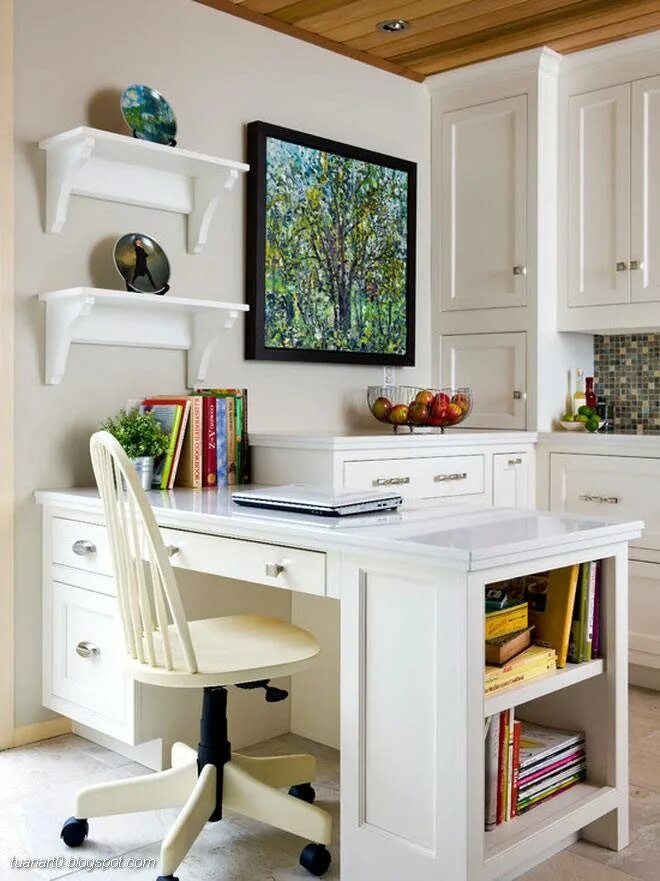 Маленькая кухня кабинет. Рабочий уголок на кухне. Письменный стол в интерьере. Рабочий уголок на кухне. Компьютерный стол на кухне.