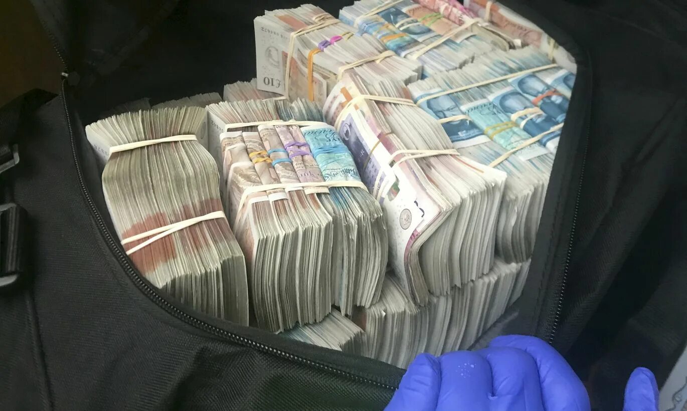 400 миллионов рублей. купюра 6 тысяч рублей. пачка 500 рублевых купюр. пачка 600 тысяч рублей. 1000 000 000 рублей.