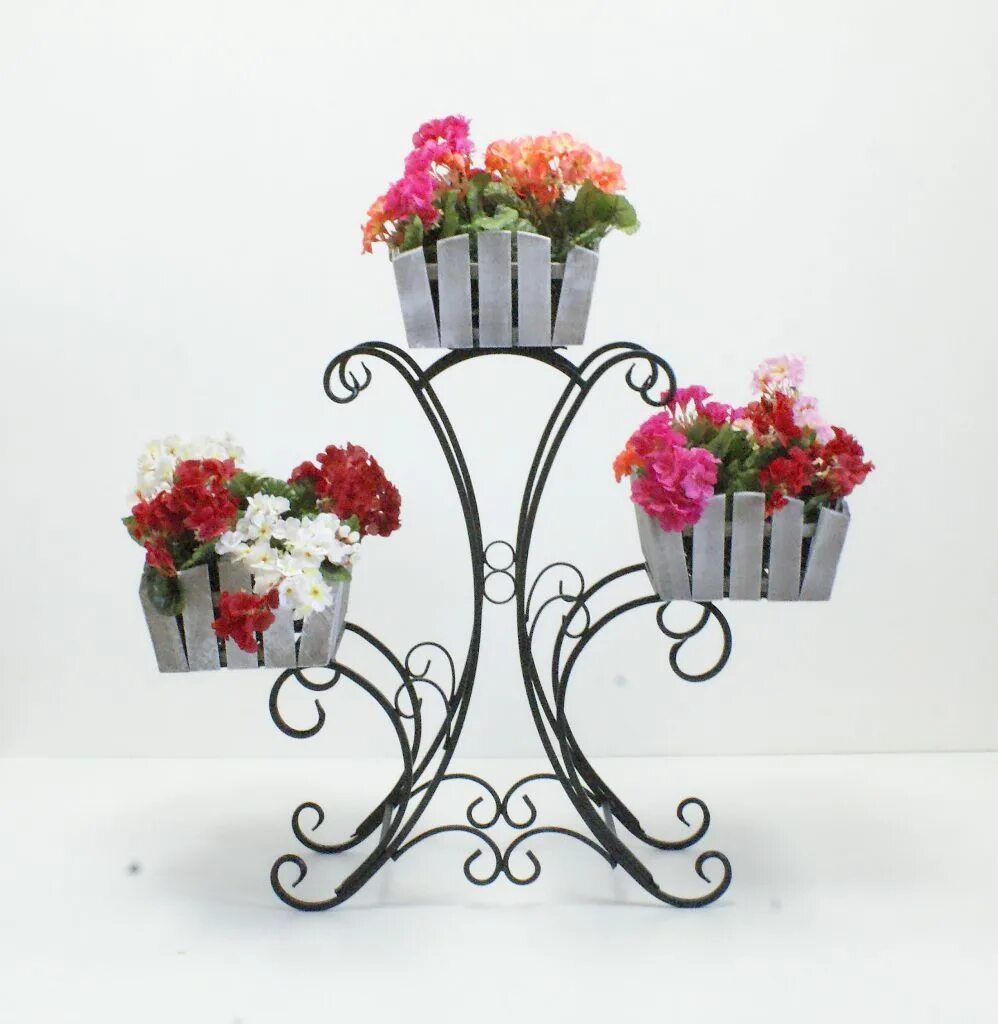 Подставка под цветы металлическая. Подставка под цветы для сада. Под цветы на улице. Подставки для цветов в саду из металла. Металлические конструкции для цветов.