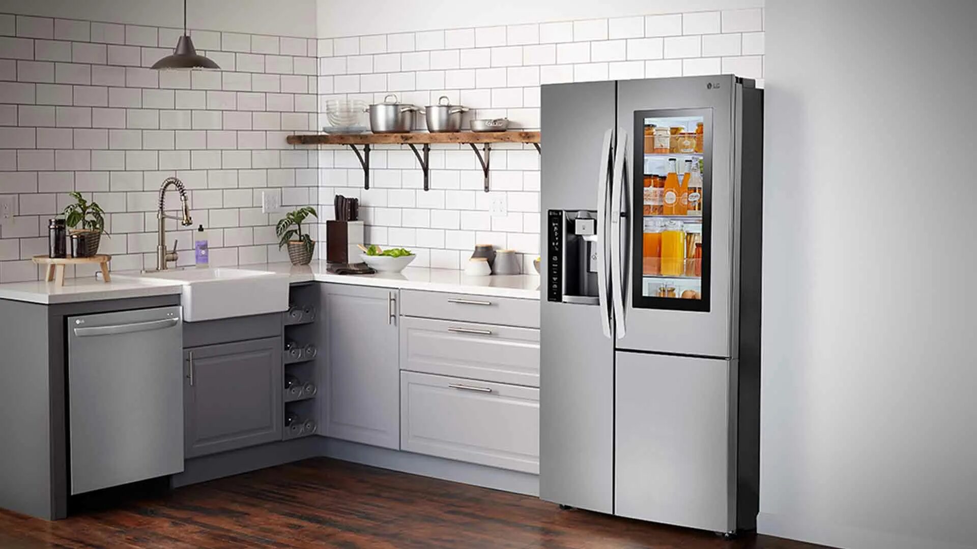 Холодильник белый. Холодильник с морозильной камерой. Маленький холодильник в интерьере. Самые модные холодильники 2021.
