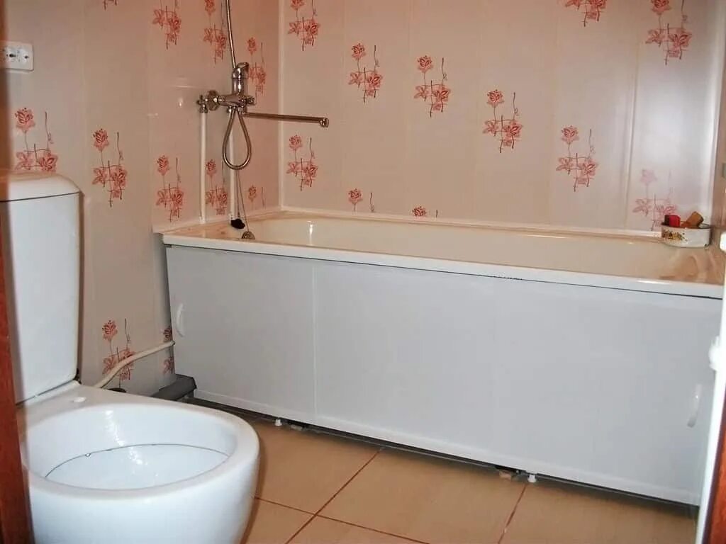 Отделка ванной панелями ПВХ. Пластиковая панель для ванны. Отделка ванны пластиковыми панелями. Ванна обшитая панелями.