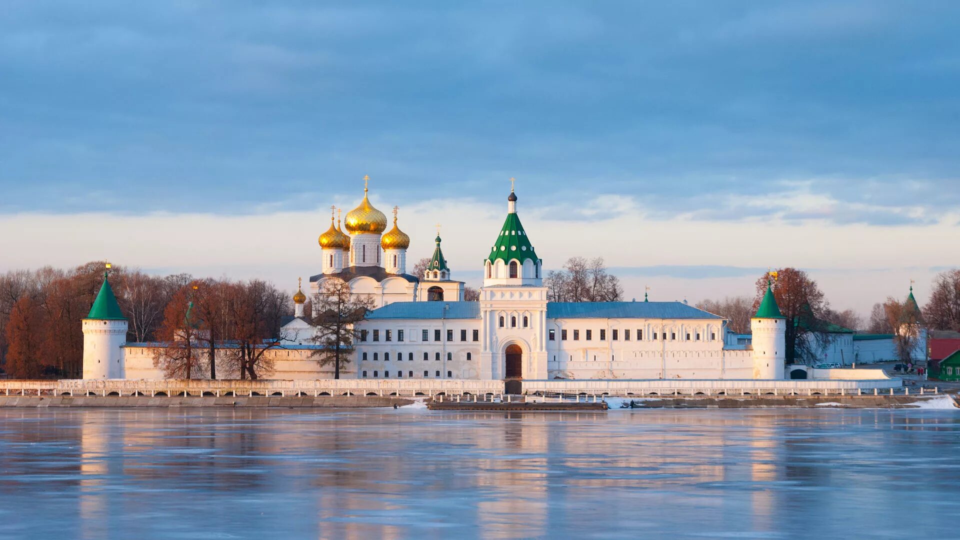 Кострома фото города достопримечательности. Свято-Троицкий Ипатьевский монастырь. Свято-Троицкий Ипатьевский монастырь в Костроме. Ипатьевский монастырь Кострома. Ипатьевский монастырь Ярославль.