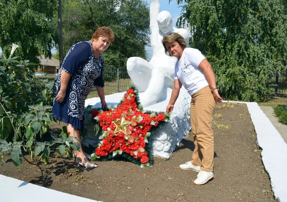 Прогноз матвеев курган. Староротовка Матвеево-Курганский район. Памятники Матвеево-Курганского района. Матвеев Курган администрация. Малоекатериновка Матвеево-Курганский район.