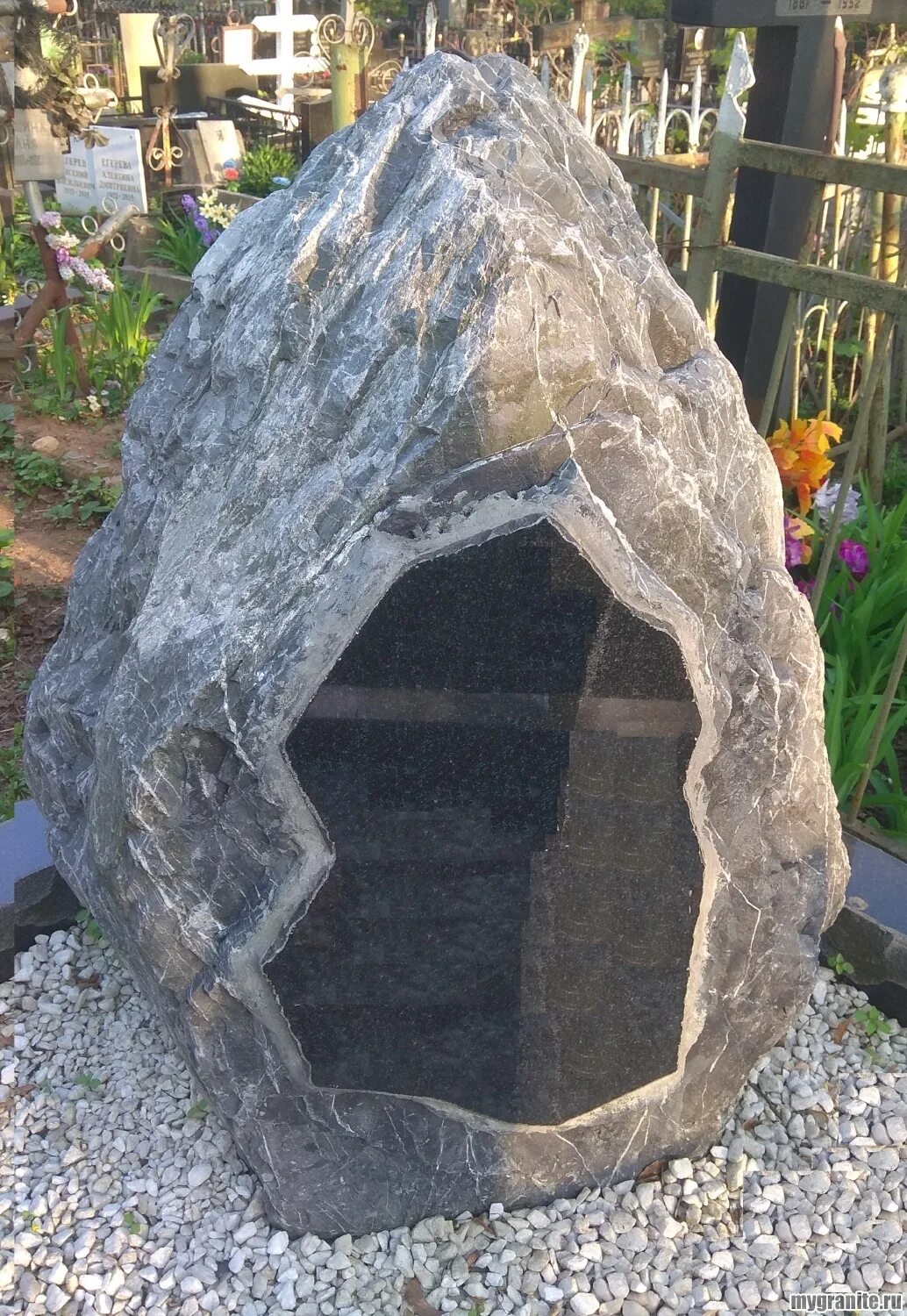 Stone памятники. Могильный памятник природный валун. Могильный камень валун гранит. Таш – «камень, Могильный камень». Могильный памятник из валуна.