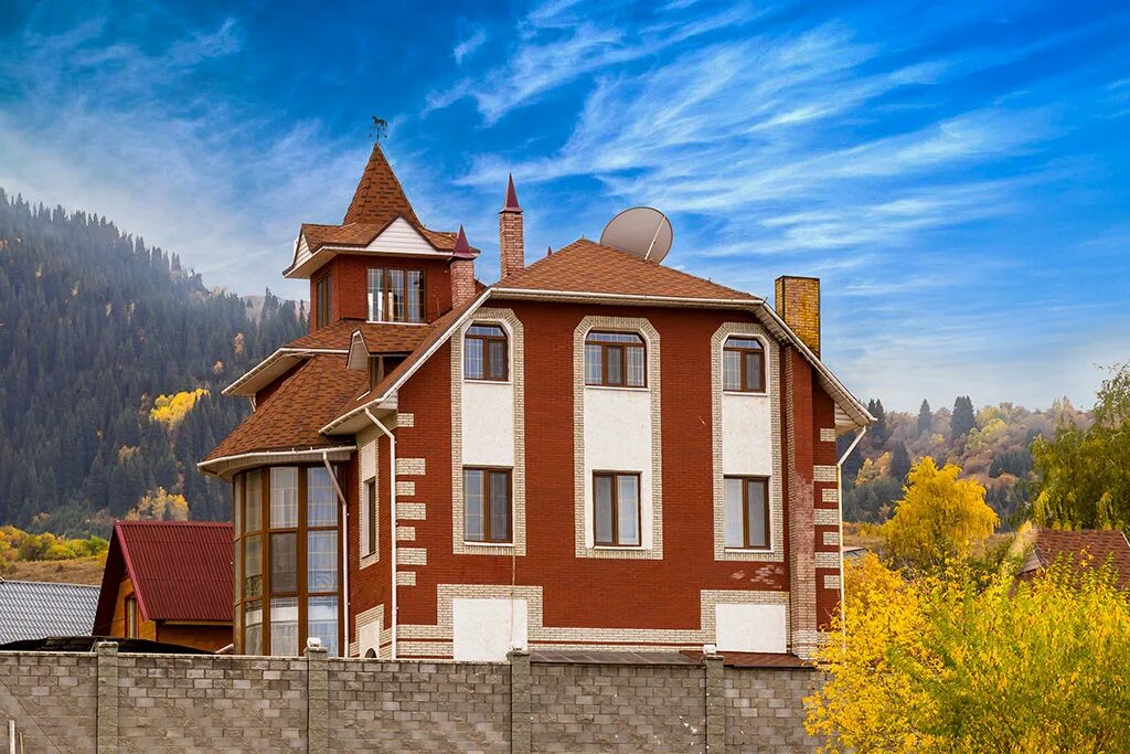 Аренда домиков алматы. Шале намасте алматы. Алматы горы коттеджи. Дом на горе алматы. Алматы домики в горах алматы.