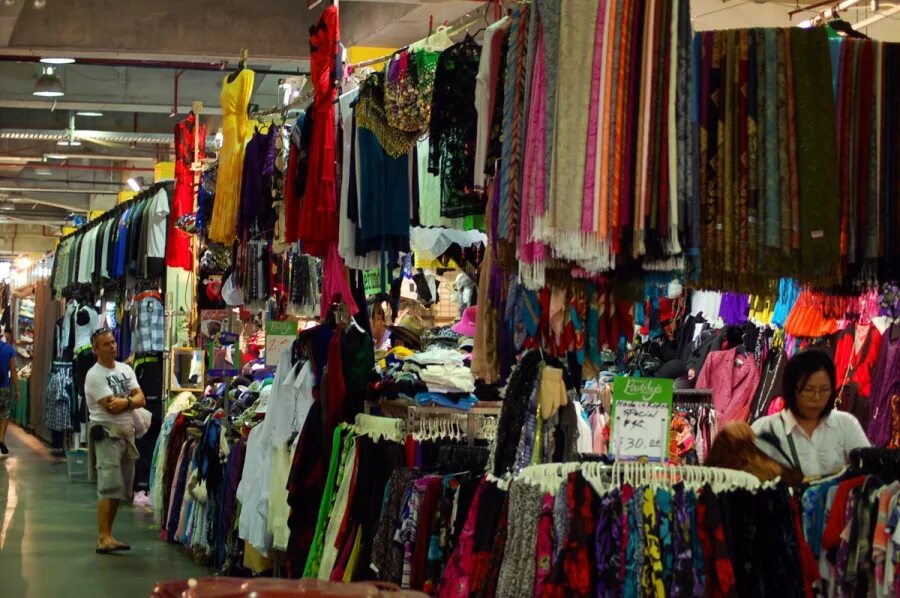 Одежда опт люблино. Вещевой рынок в Краснодаре Вишняки. Рынок одежды. Женская одежда на рынке. Рынок одежды в Китае.