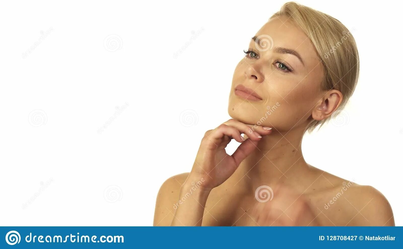 Кот мурчит. Гладит бороду. Подбородок косметология. Поглаживание подбородка. Жест почесывание подбородка.