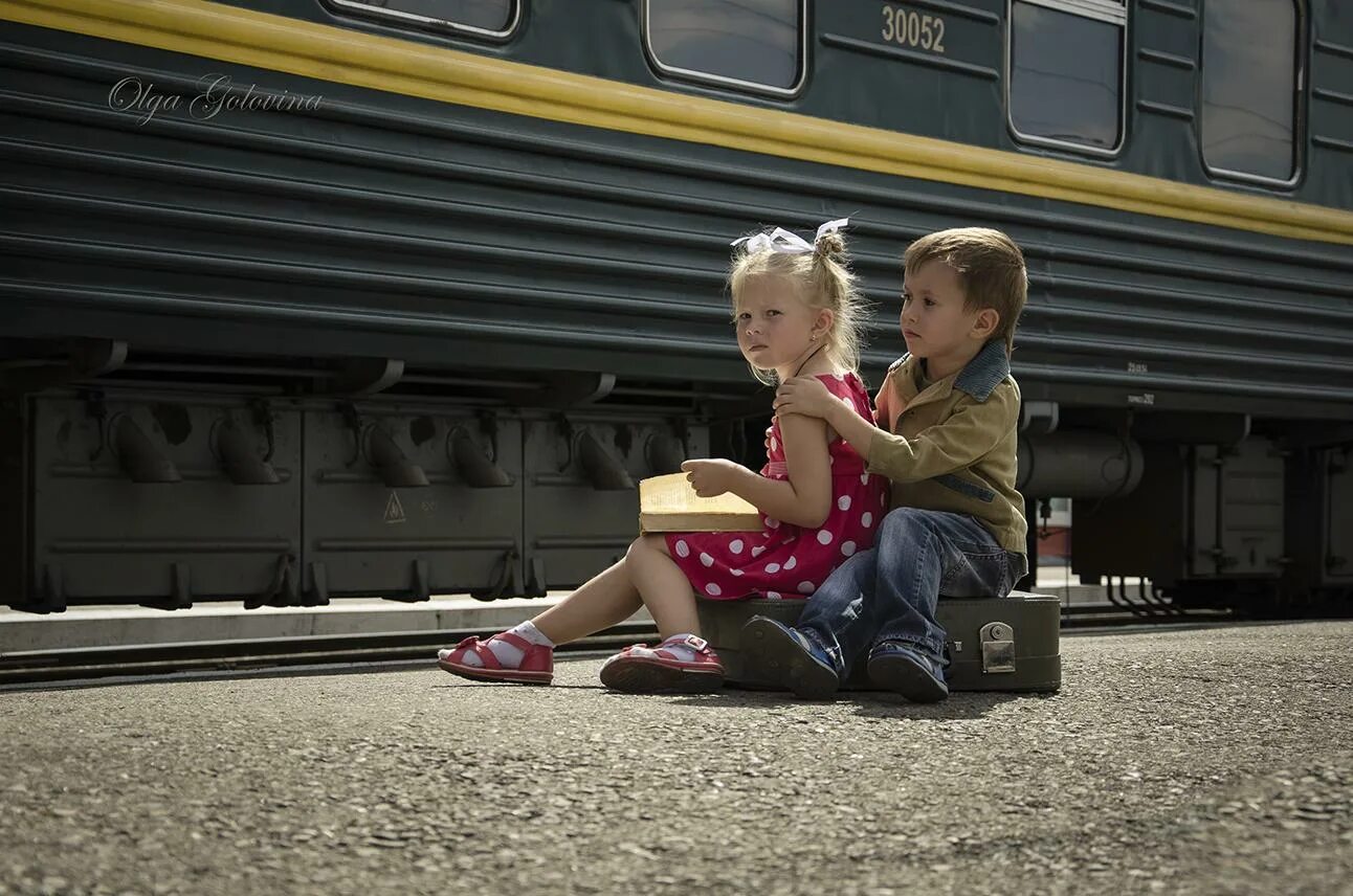 Школьники на железной дороге. Дети на вокзале. Поезда для детей. Перрон это для детей. Мальчик на перроне.