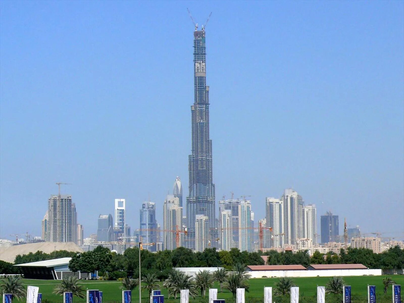 Была на самом высоком уровне. Башня Бурдж Халифа в Дубае. Самая высокая в Дубай Дубай башня. Арабские эмираты самый высокий небоскреб. Башня Нахиль Дубай.