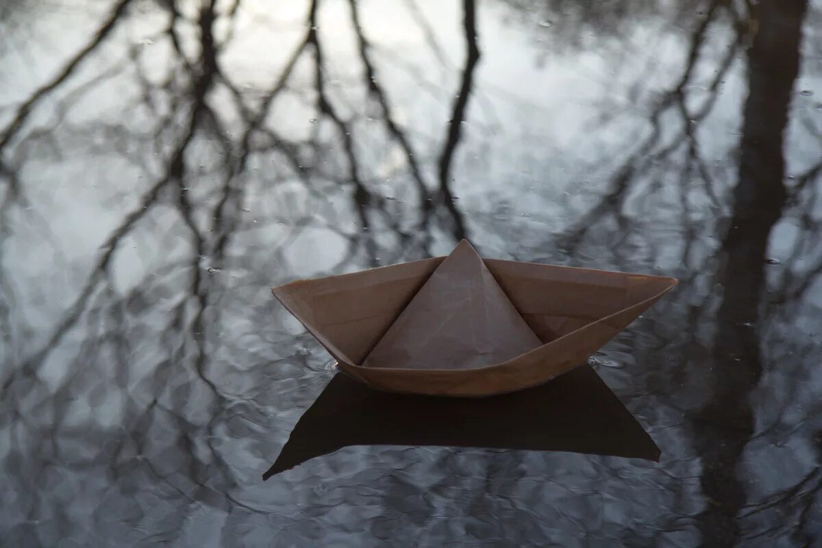 Кораблик из бумаги вода. Бумажный кораблик на воде. Бумажный кораблик в озере.