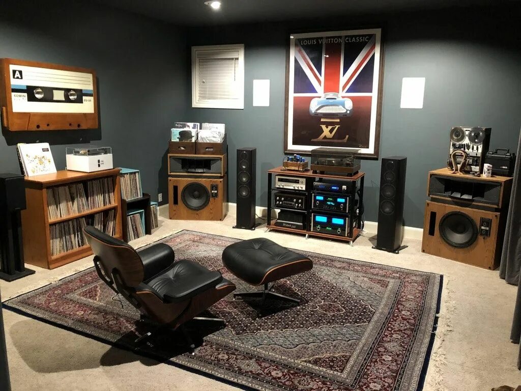 Hi-Fi Hi-end аппаратура. Комната для прослушивания. Акустическая комната. Комната меломана. Room слушать