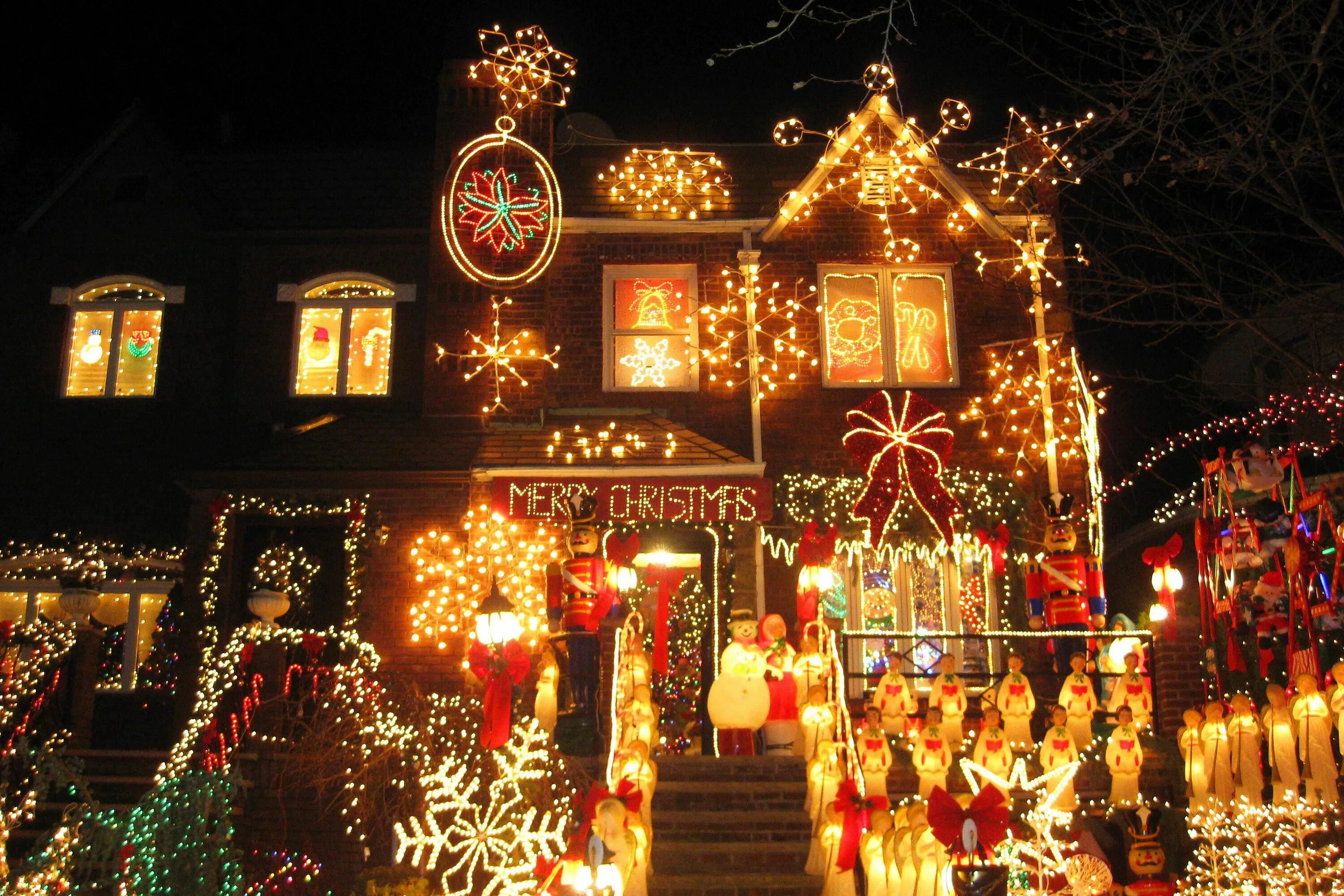 Какого рождество в америке. Дайкер хайтс. dyker heights рождество. рождественские огни дайкер-хайтс. бруклин хайтс нью-йорк рождество.