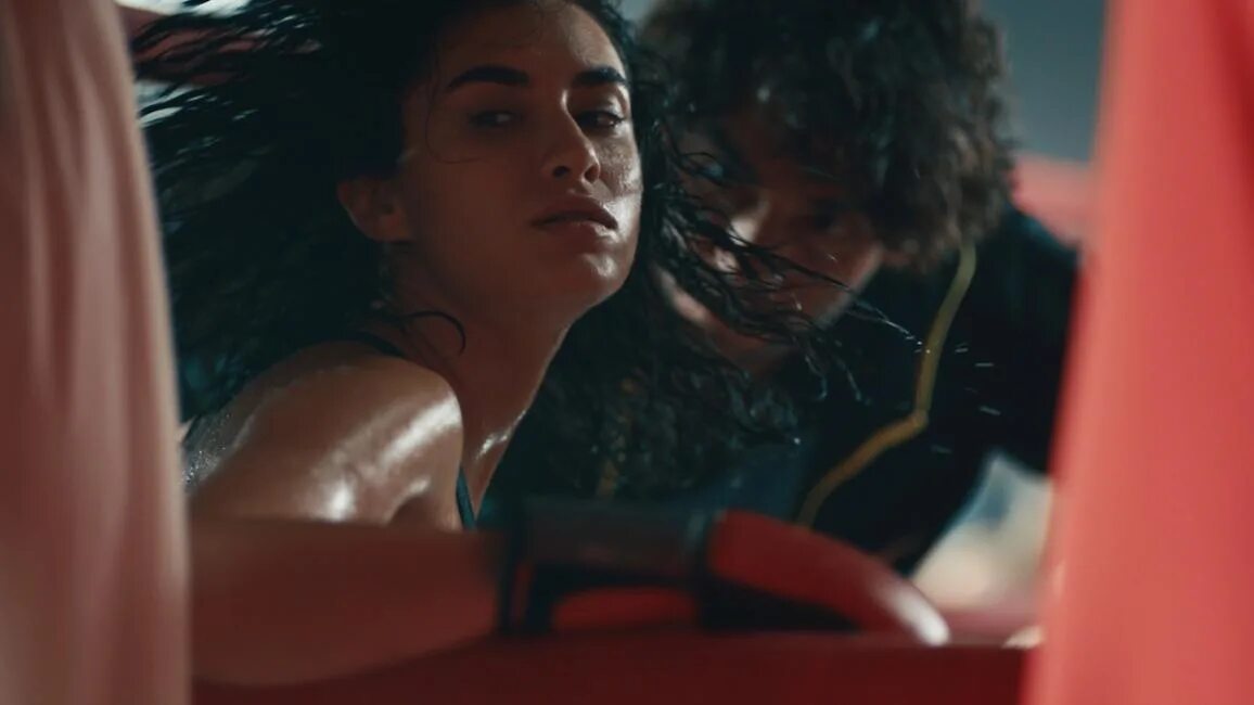 Шюкрю озйылдыз и ханде догандемир. Турецкая комедия все из за любви. Все из за любви. Ханде догандемир 2022. Все из-за любви (2016).