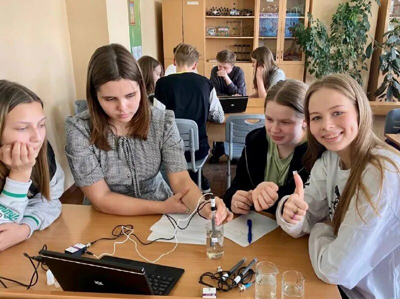 естественно научный класс в школе. научные классы в игре. ученик за работой. вош по немецкому языку. естественно-научный класс.