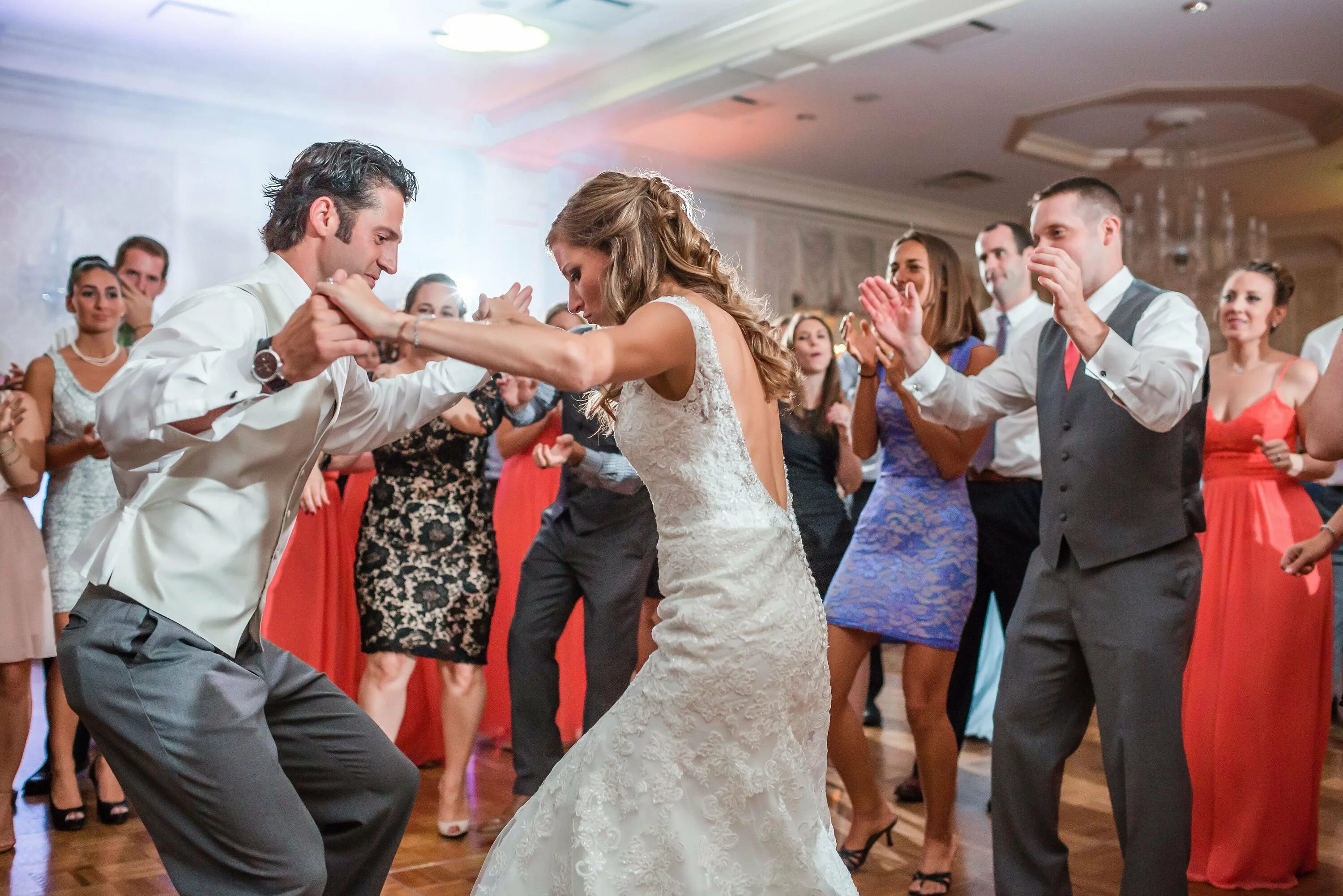 Свадьба где танцуют. Свадебный танец. Танцы на свадьбе. Свадьба танцы гостей. Жених и невеста танцуют.