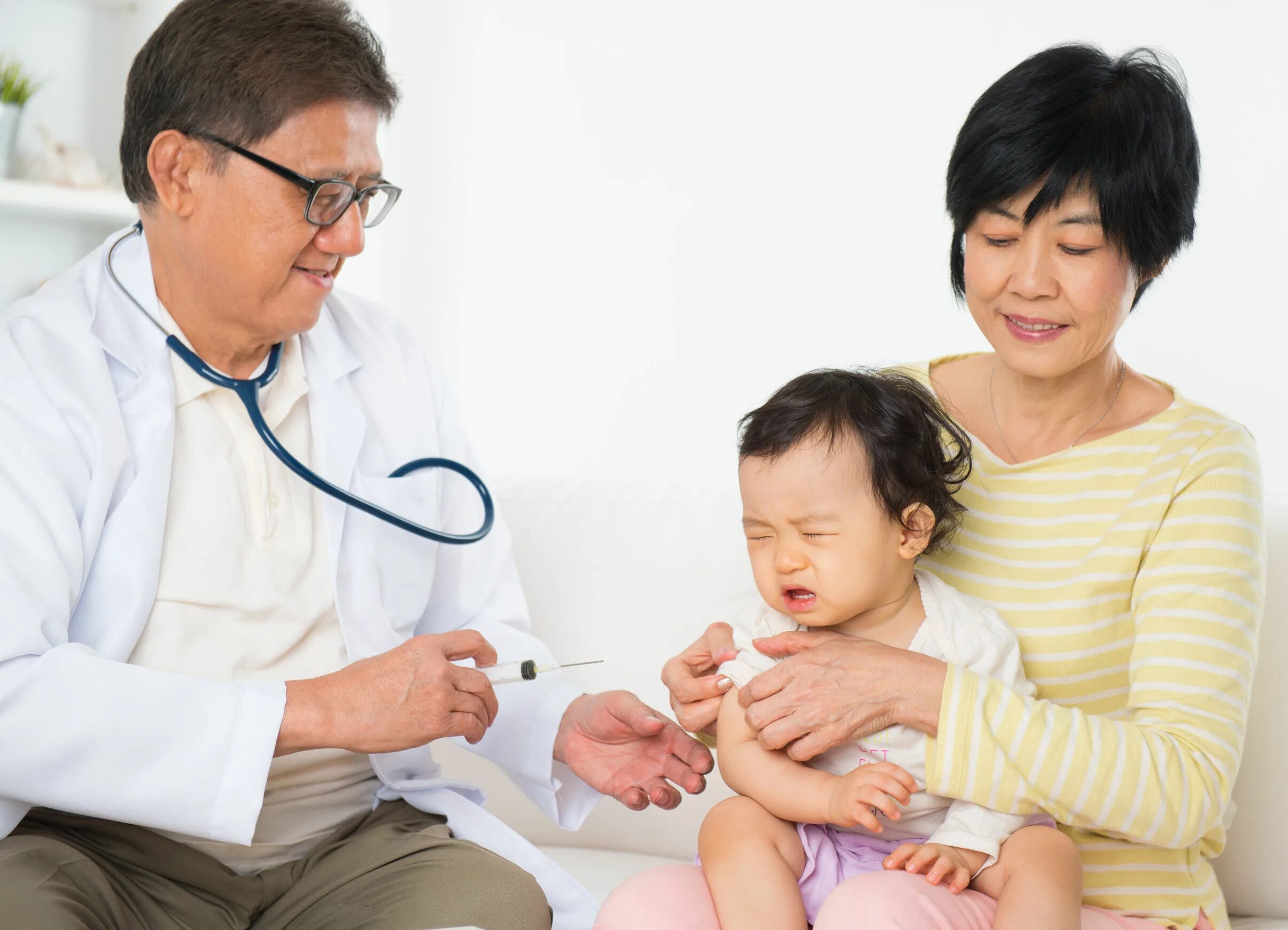 Доктор вакцина. Вакцинация азиаты. Вакцинация азиатские дети. Ребенок и азиатский врач. Японский семейный врач.