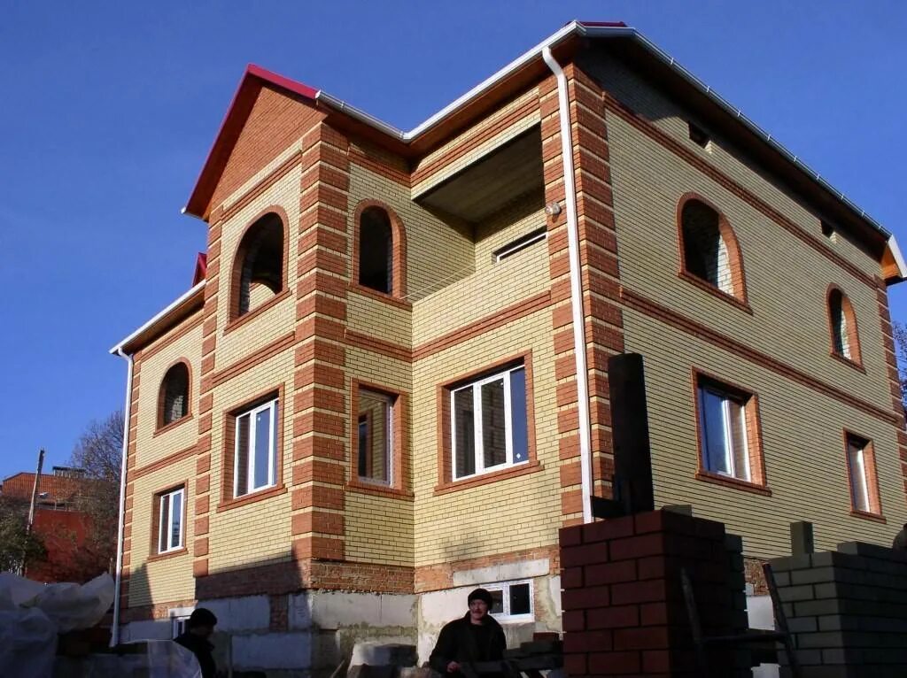 Какой кирпич для облицовки лучше. Фасад из облицовочного кирпича. дома из облицовочного кирпича. облицовка фасада кирпичом. дом с облицовкой из кирпича.