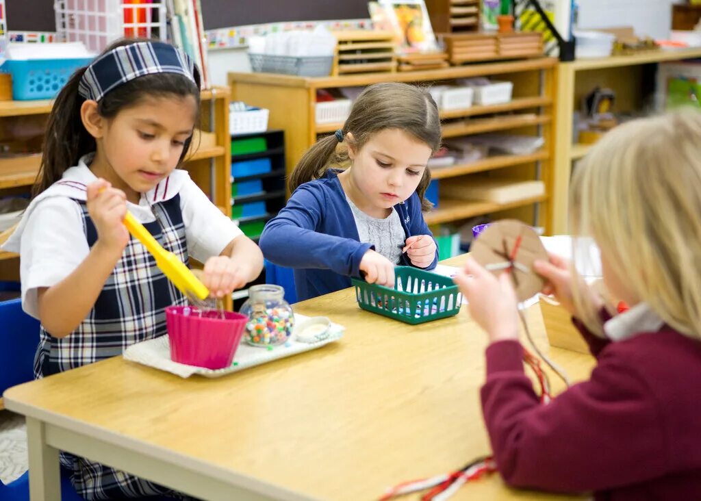 маленький гений подготовка к школе. дети в школе. подготовка ребенка к школе. младший школьный возраст. дети в детском саду.
