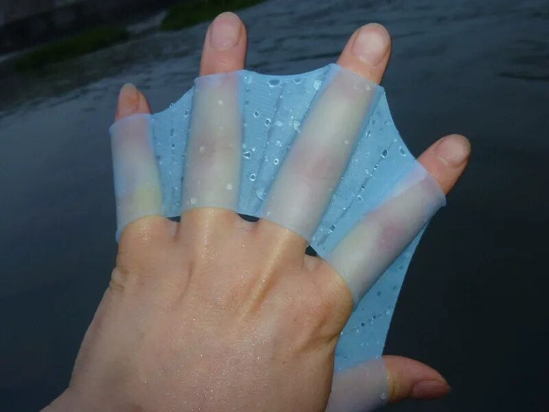 перепонки на пальцы рук для плавания. ласты для рук. перепонки на руки для плавания :(s-h5m):. перепонки между пальцами у лягушек. перчатки для плавания с перепонками.