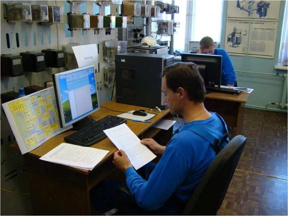 учебный центр электромонтеров. электромонтер на заводе. изучение профессии электромонтер. учебно-производственный центр. учебный центр электромонтеров.