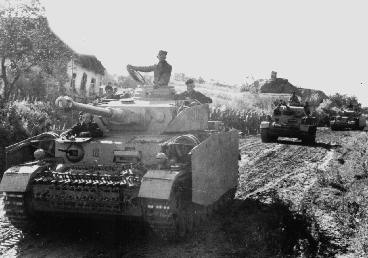 Наступление танковой дивизии. Танк PZ-IV 1943. PZ. IV 11. Panzer Division. Танк PZ 4 Ausf g. Pz4 Курская дуга.